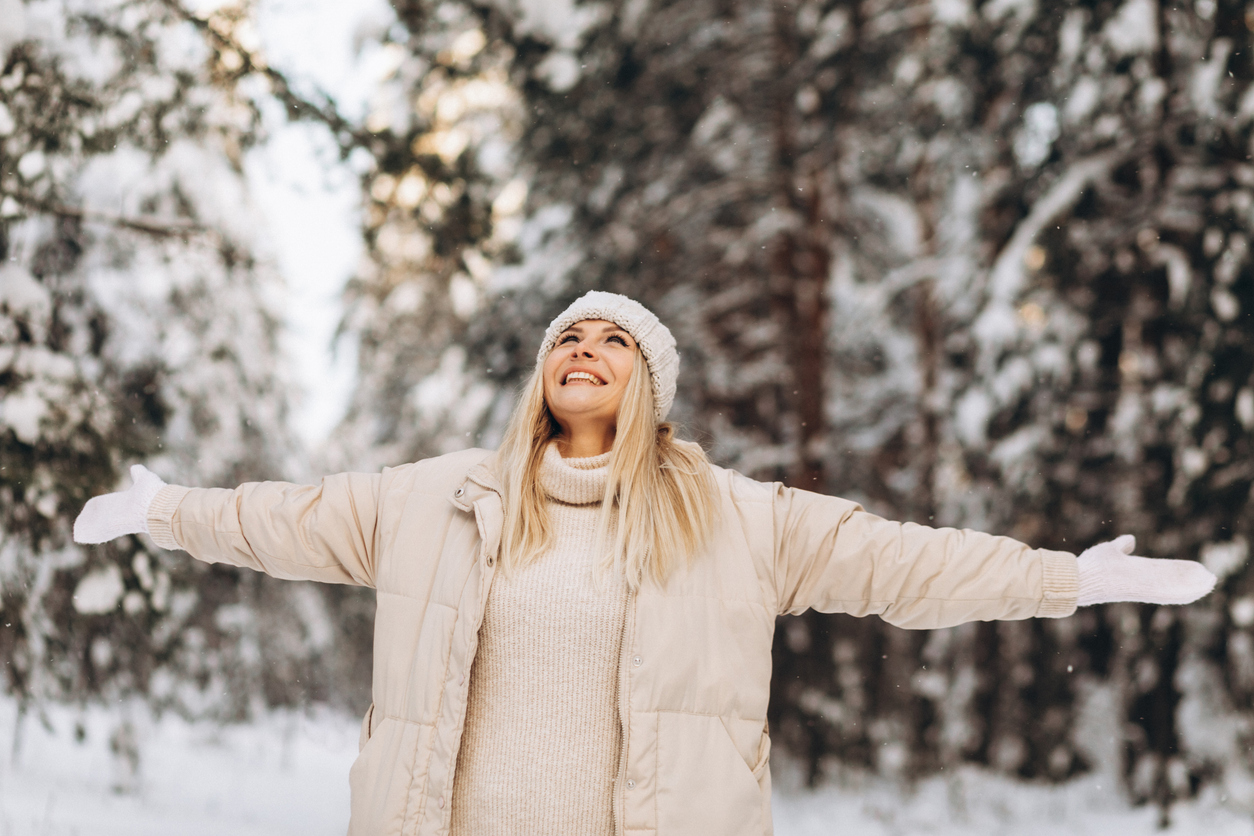Frau ist fit im Winter in der Natur
